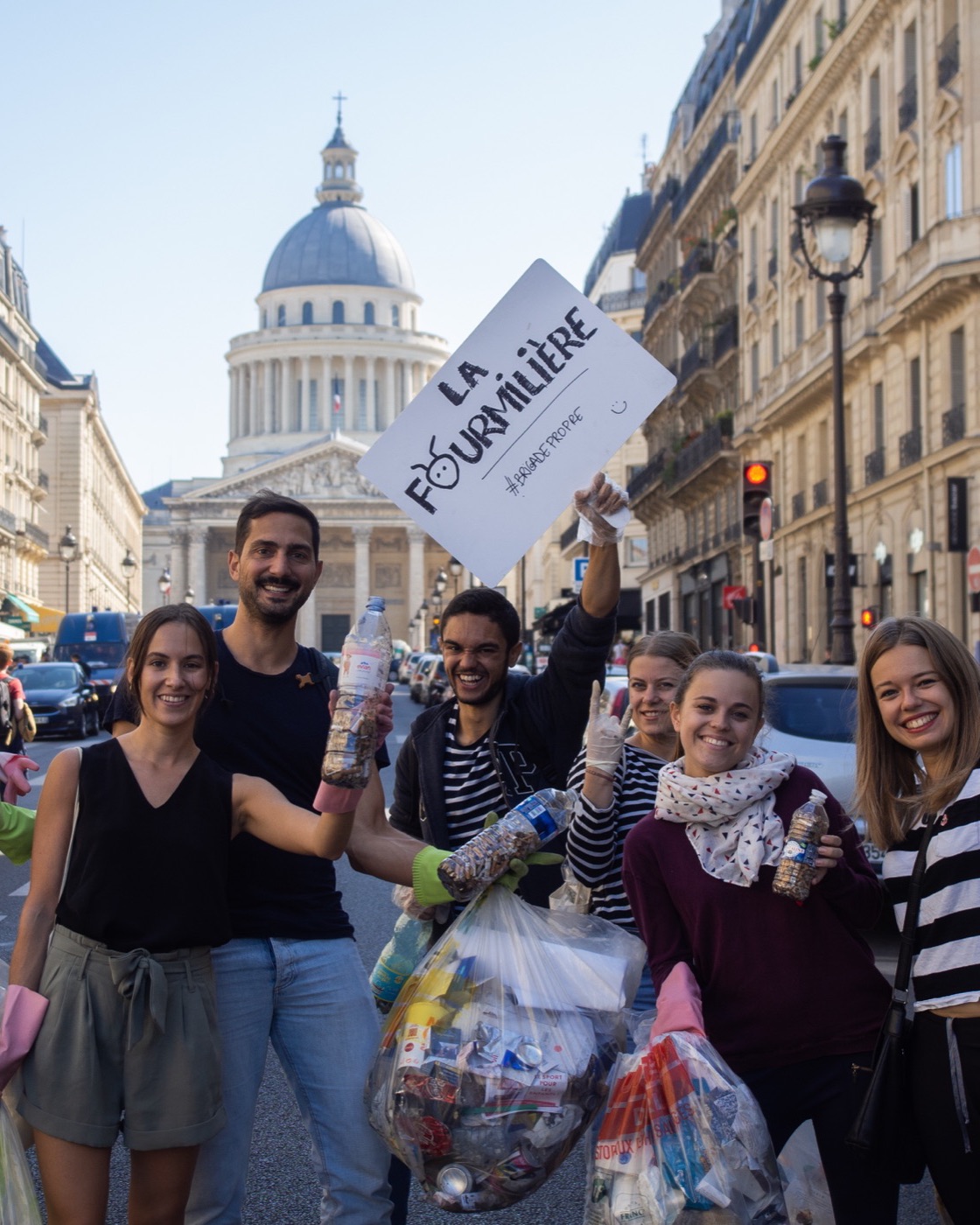Des bénévoles joyeux de La Fourmilière en action